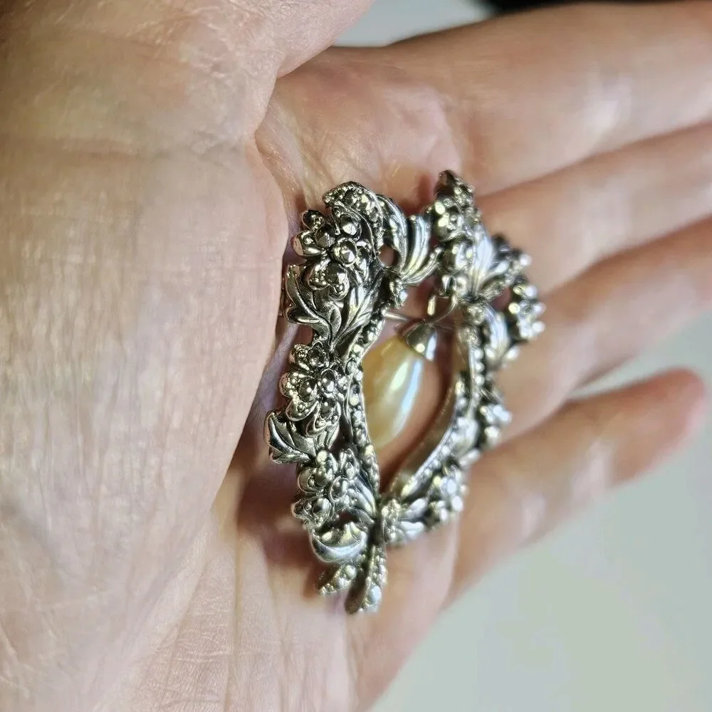 Avon Silver Tone Victorian Style Brooch Pin Floral Faux Pearl Vintage